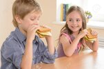 23374036-niños-comiendo-sándwiches-dos-niños-alegres-comiendo-sándwiches-y-sonriente.jpg