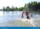 en-el-verano-los-muchachos-están-nadando-en-el-lago-salto-chapoteo-32766931.jpg