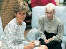 Photos-Lady-Diana-prend-le-the-avec-une-femme-atteinte-du-Sida-en-1991_portrait_w674.jpg