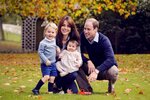 britains-prince-william-his-wife-kate-their-children-george-l-charlotte-pose-photo.jpg