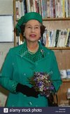 queen-elizabeth-ii-august-1986-on-a-visit-to-clydebank-wearing-a-green-B4WG3W.jpg