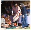 Mako visita Buthan 2 Cotilleando.png