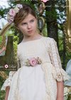 Detalle-vestido-encaje-beige-y-flor-rosa-de-Marita-Rial.jpg