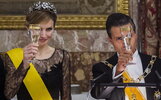 la-reina-dona-letizia-brindando-durante-una-cena-de-gala-en-palacio-gtres.jpg