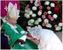 Doña Fabiola Mora y Aragón, Reina de Belgica haciendo una profunda  al papa.jpg