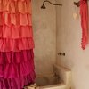baño con cortina fruncida fucsia rustic-bathroom.jpg