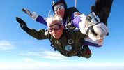 Un-abuelo-festeja-sus-100-años-tirándose-en-paracaídas-desde-42.000-metros-de-altura-427x240.jpg