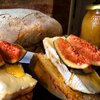 tosta-de-camembert-al-calvados-con-higos-y-miel.jpg