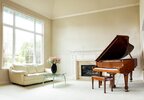 sala-de-estar-brillante-de-la-luz-del-día-con-el-piano-de-cola-72158849.jpg