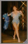 Lina Morgan plumas azules.jpg