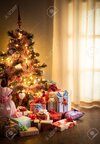 33050731-regalos-coloridos-delante-de-un-árbol-de-navidad-elegante-en-el-salón-.jpg