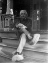Albert Einstein posando  unas pantuflas de peluche de felpa, 1950..jpg