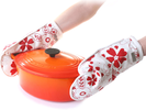 guantes-de-cocina-blancos-con-flores-sosteniendo-olla-anaranjada.png